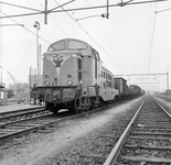 856394 Afbeelding van de diesel-electrische locomotief nr. 2801 van de N.S. met een goederentrein te Utrecht C.S.